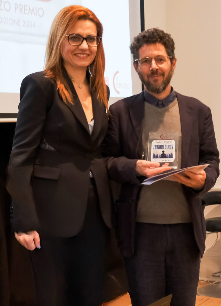 Lo Sponsor Samantha Del Vigna premia Max Mauro_Il dito